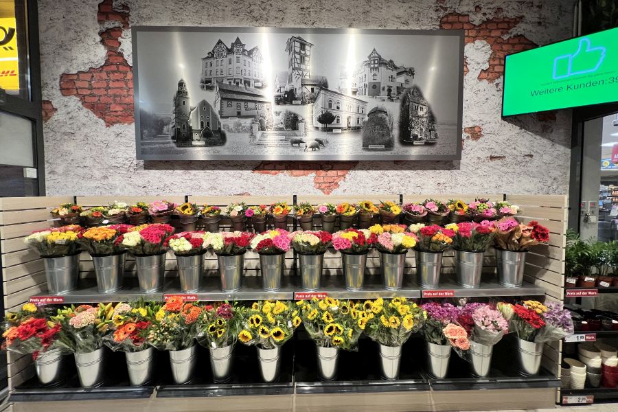 Schnittblumen im Eingangsbereich, REWE Szedlak in Gehrden